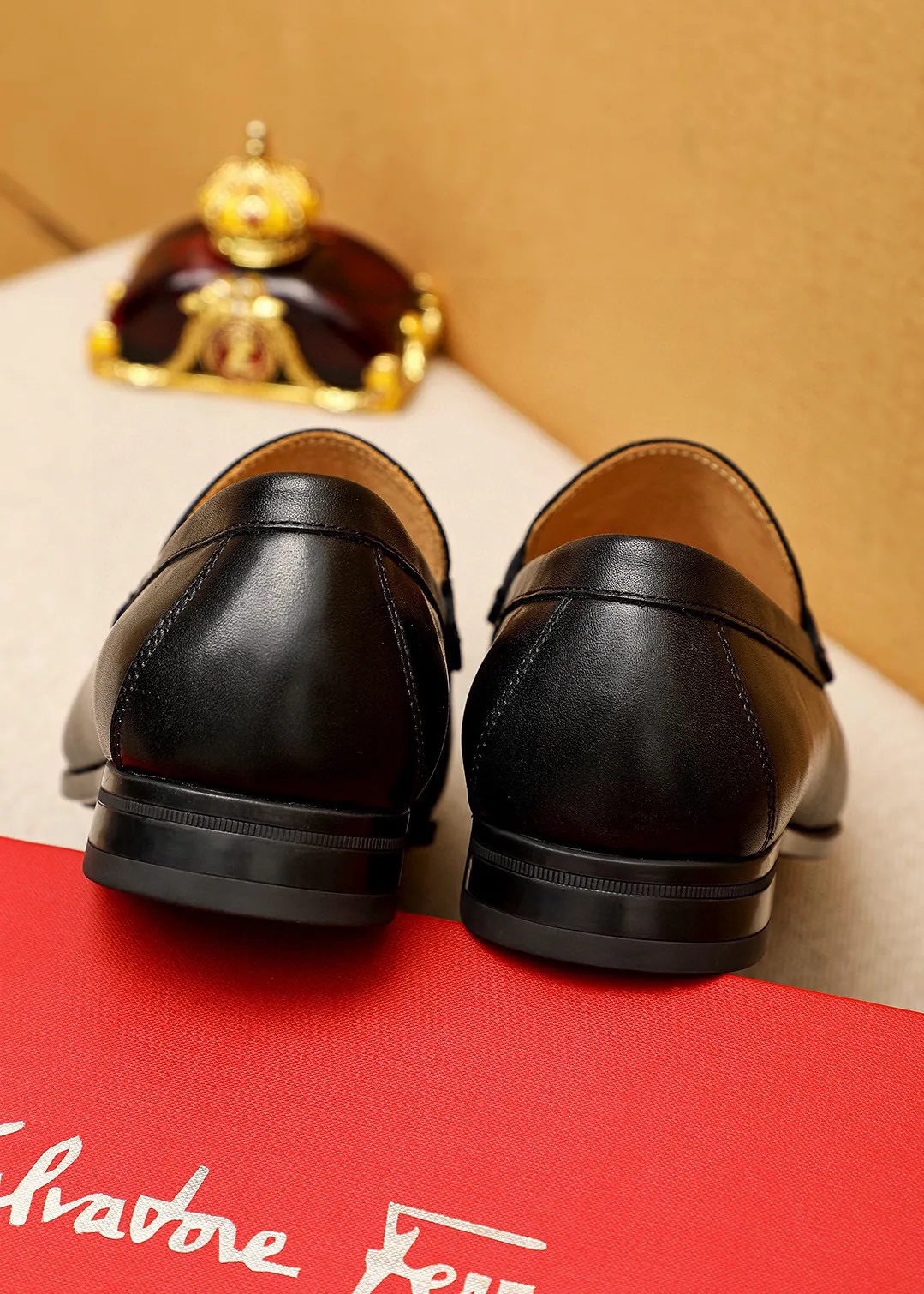 Men's shoes 💰480💰 💐 Product trademark: Ferragamo "Ferragamo" casual leather shoes Regular size: 38-44 (45🉑️customized) Product materials: Selected imported first-layer calfskin embossed upper + luxury hardware buckle, imported water-dyed cow leather lining. Strong three-dimensional visual effect, original outsole color: 1⃣️color optional